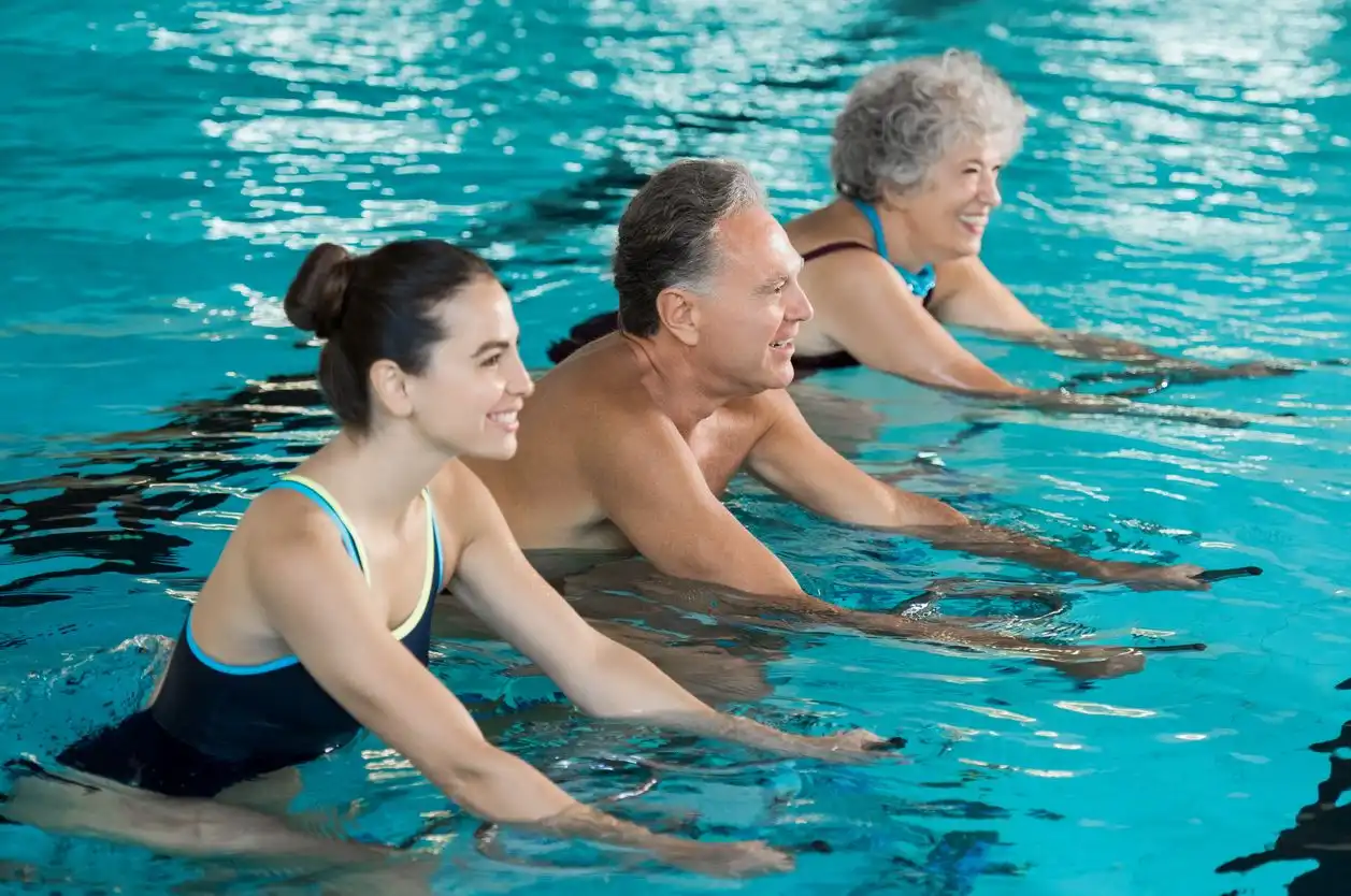 clase de natación para adultos mayores, fotografía en piscina